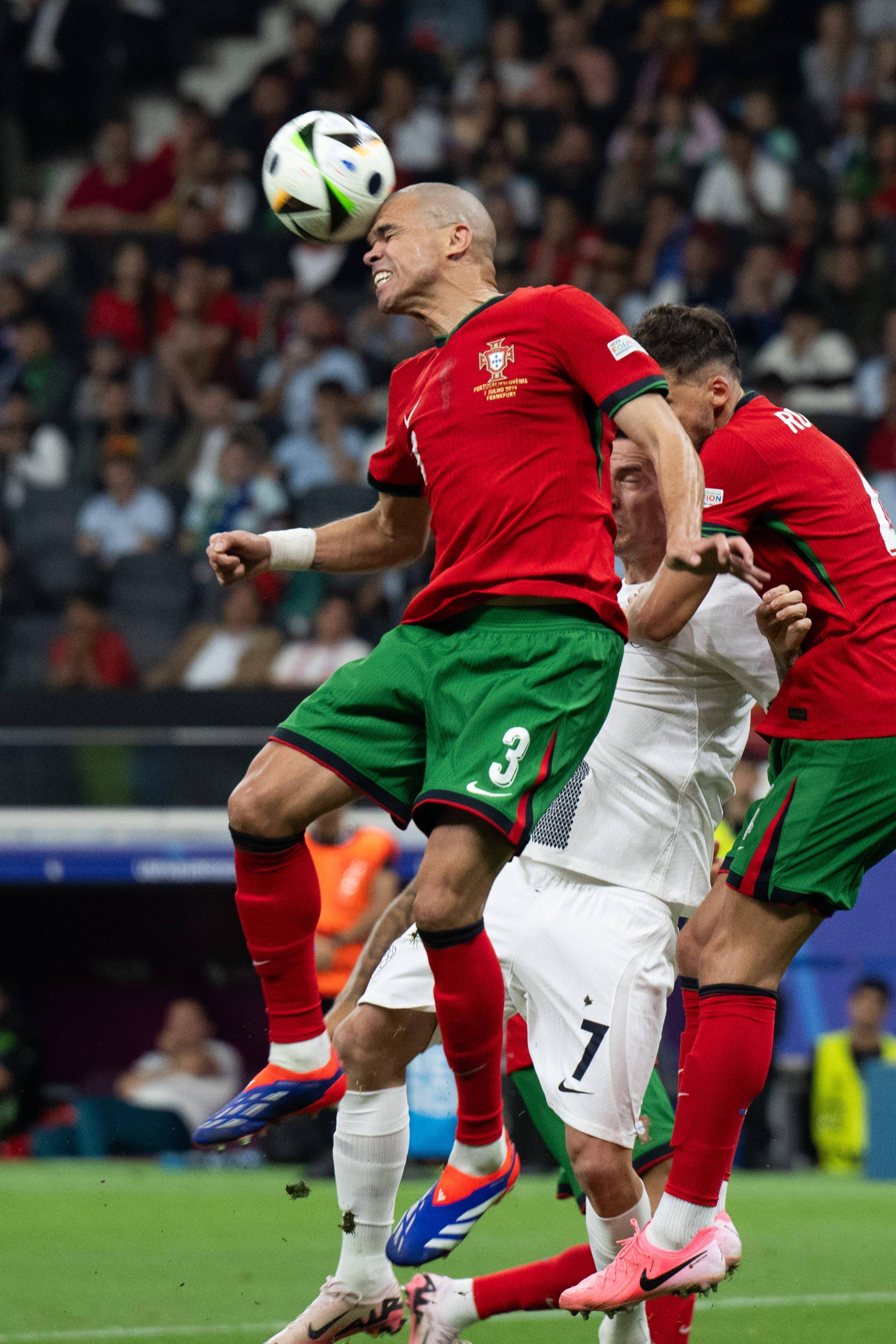 开云体育官网-一场激动人心的足球比赛即将拉开帷幕