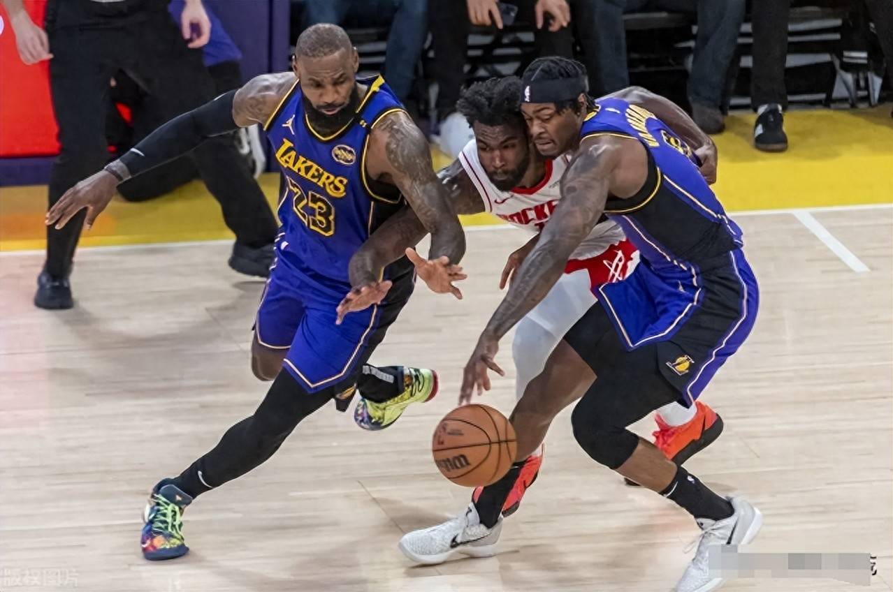 开云体育-包含湖人全队集体低迷，球队冲击季后赛形势严峻的词条