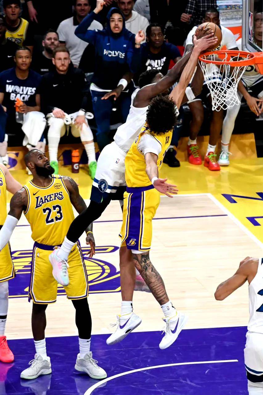 包含湖人全队集体低迷，球队冲击季后赛形势严峻的词条