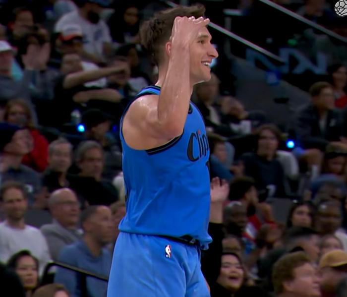 开云体育官网-快船新秀崭露头角，砍下关键球带队赢球的简单介绍