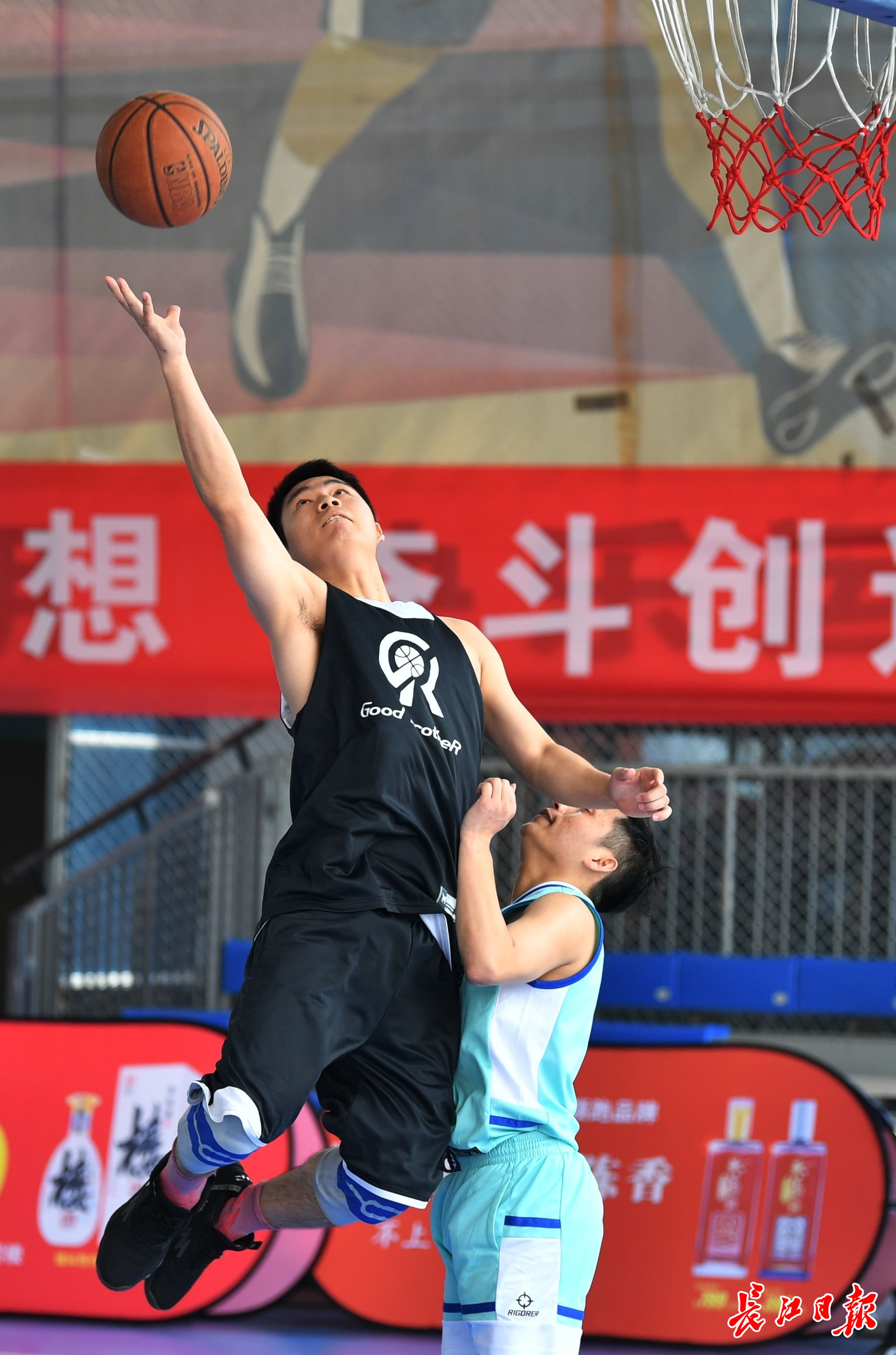 包含全球顶尖篮球赛事展现精彩对抗的词条