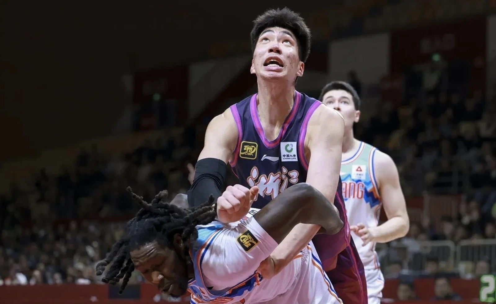 开云体育入口-新疆队大胜，排名继续保持领先地位