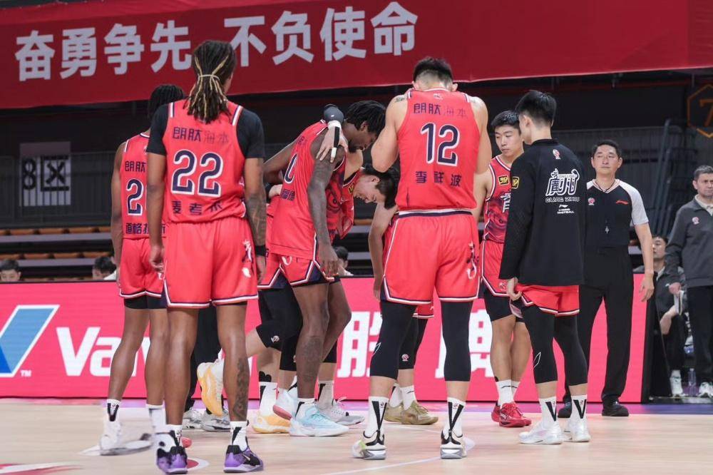 新疆队大胜，排名继续保持领先地位