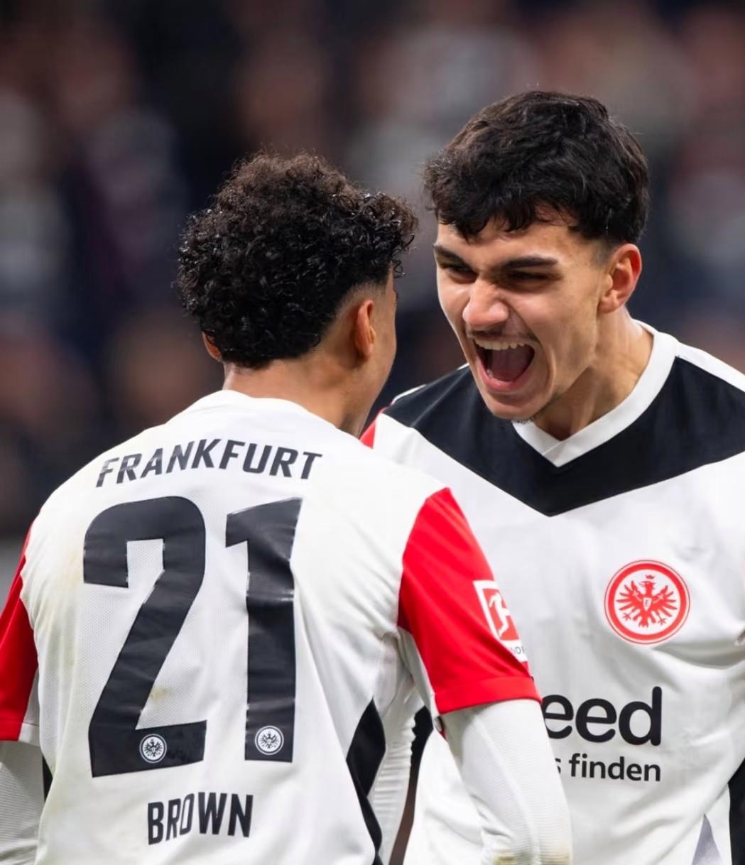 包含法兰克福遭遇连败，球队状态低迷的词条