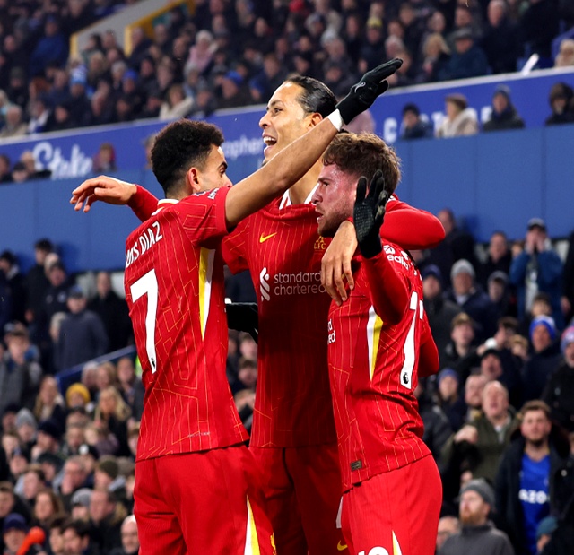 战胜对手,球员们迎来了胜利的喜悦 战胜对手,球员们迎来了胜利的喜悦