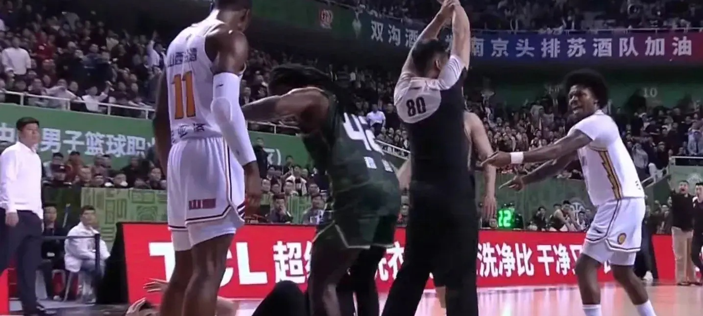 开云体育中国-包含东莞队不敌广州，连胜势头遭遇阻击的词条