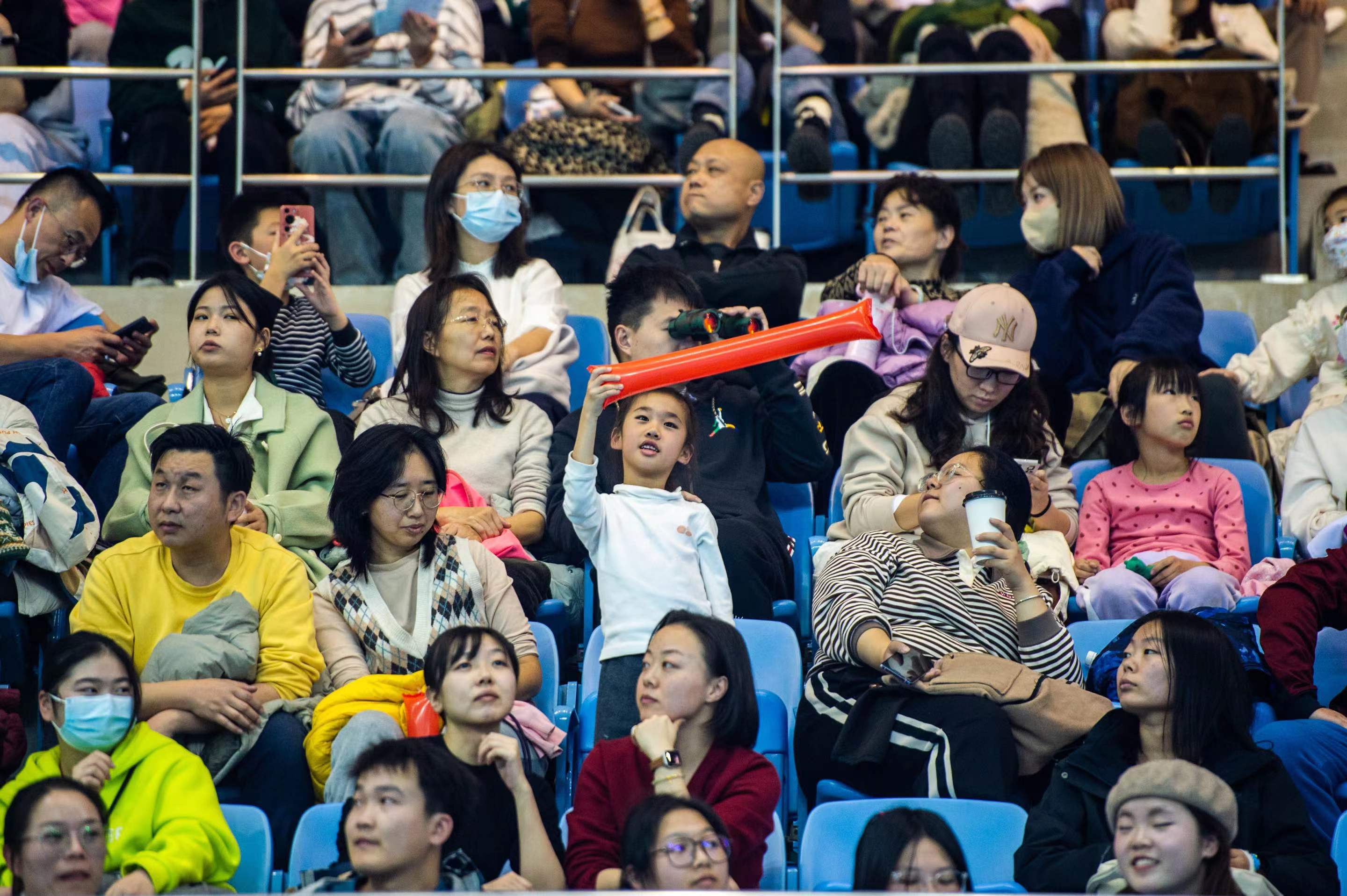 观众见证历史性瞬间欢呼不止