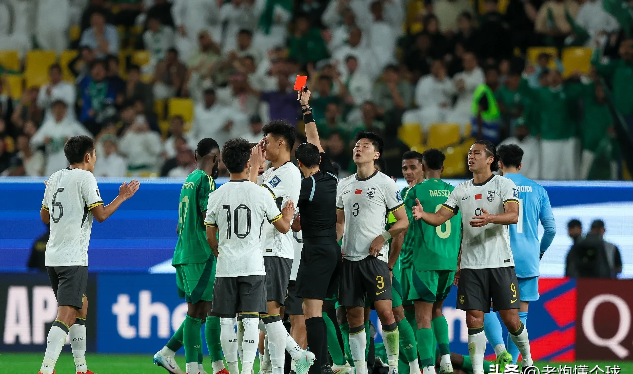 开云体育入口-两位球员因伤退出比赛，团队面临考验！