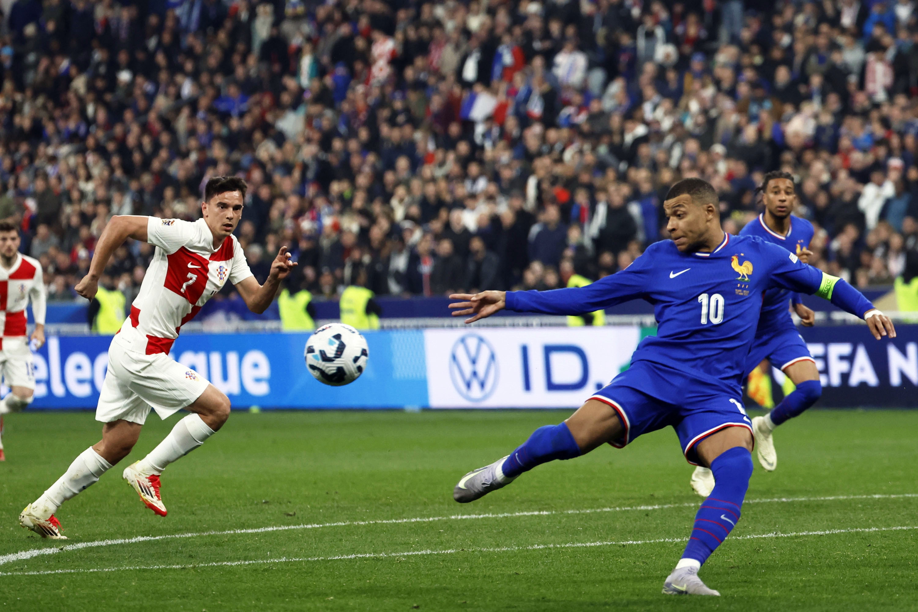 欧国联赛场上激烈对抗精彩绝伦 欧国联赛场上激烈对抗精彩绝伦