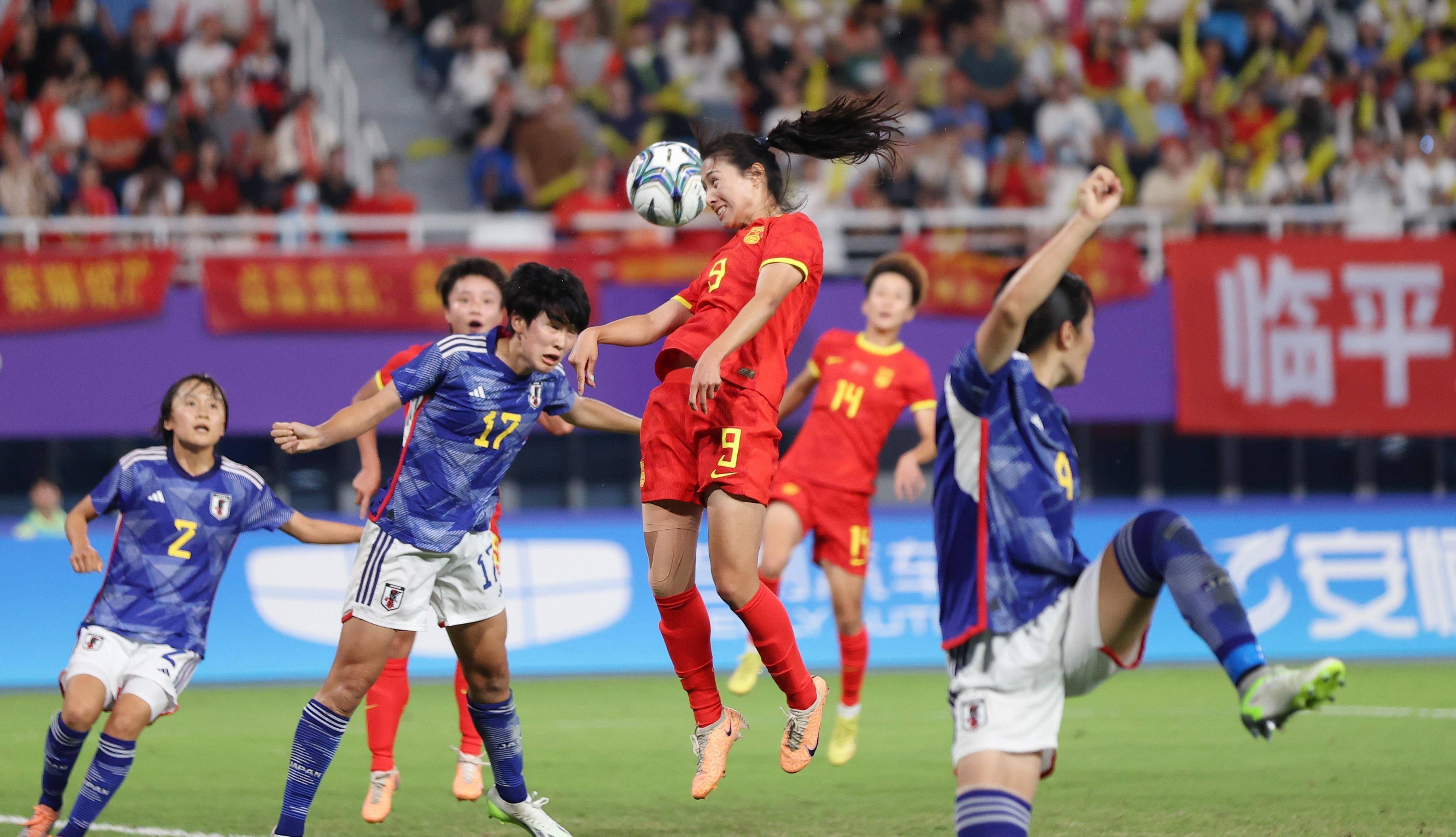 足球比赛中,女队员们展现出色表现 足球比赛中,女队员们展现出色表现