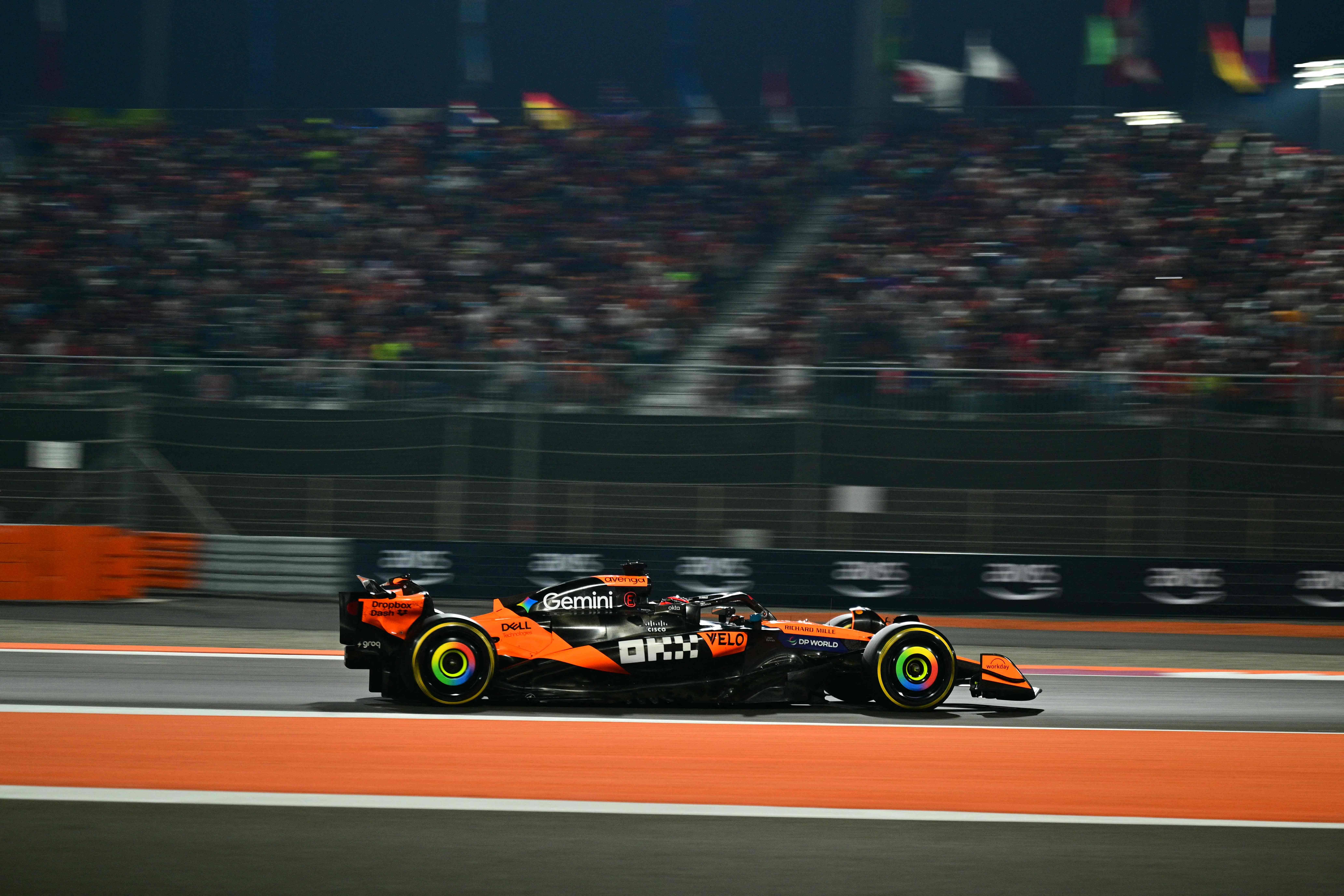 红牛车队鏖战阿斯顿马丁，皮亚斯特里统治全场