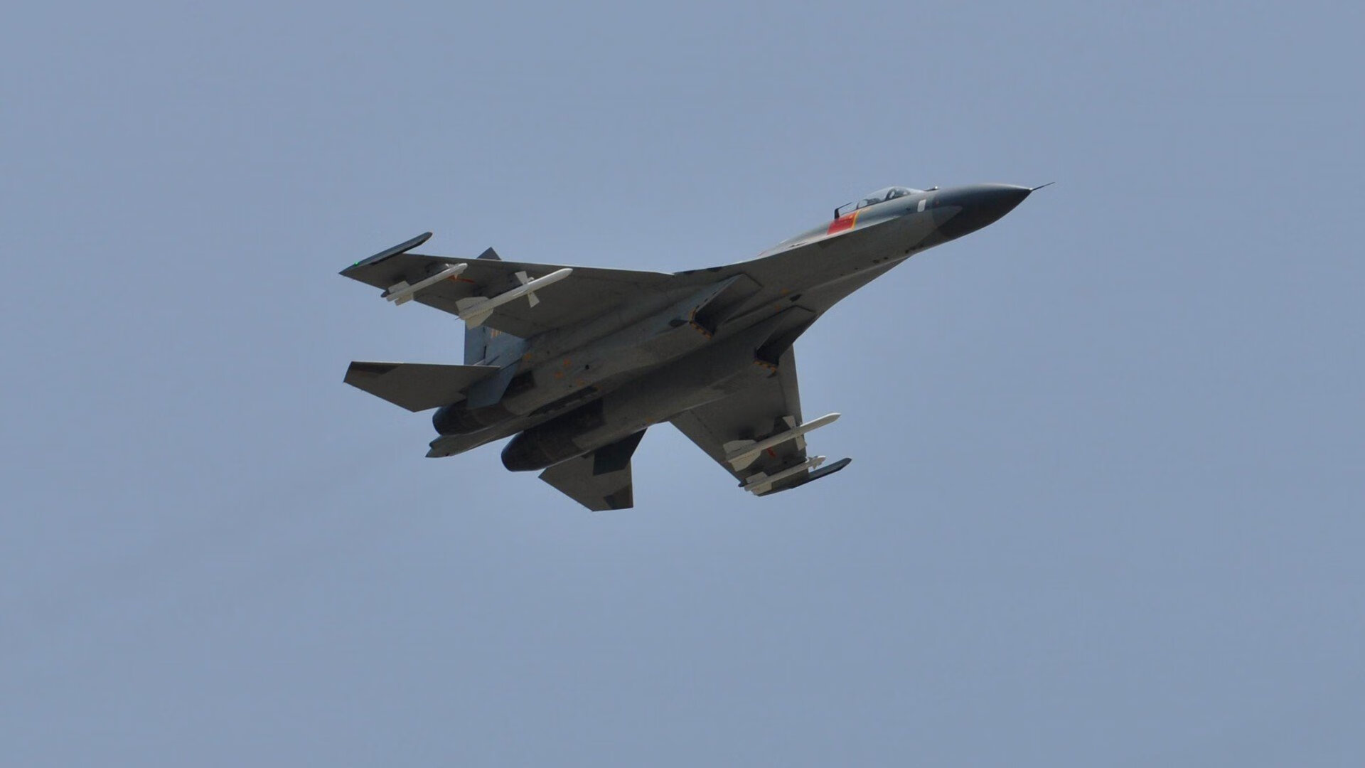 双线绝杀，雨幕下的轮胎赌局与终场哨响前的钢铁意志