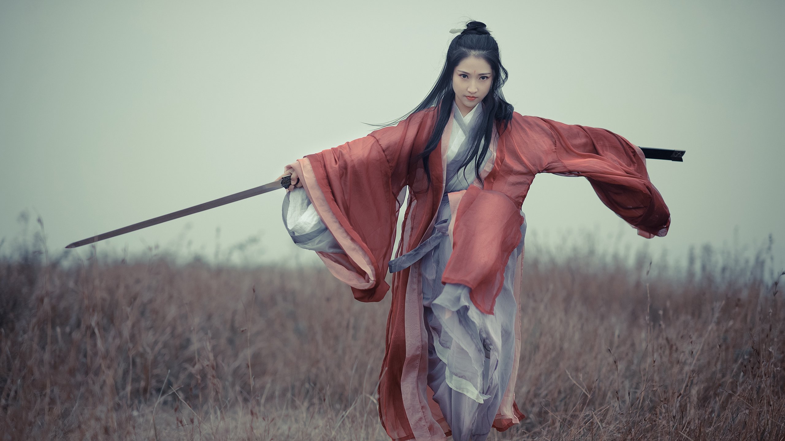 体育双响炮，尼克斯横扫灰熊，范弗利特F1揭幕战一骑绝尘